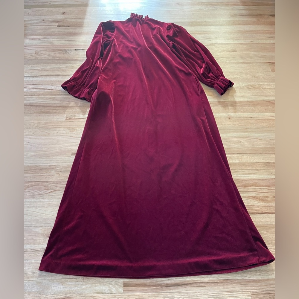 Vintage Gillian O’Malley women’s crimson colored velvet nightgown, size small - Picture 7 of 7